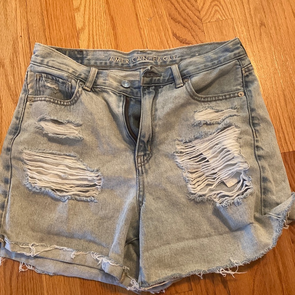 american eagle denim shorts size 4. Mom jean style.